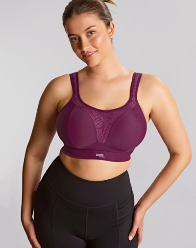 Panache Boundless sport bh zonder beugel in Berry Chalk, voorgevormd en stevig ondersteunend, getoond op model van voren.